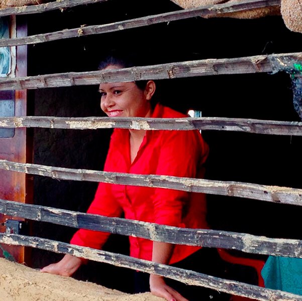 caficultora-en-su-casa-sonrriendo-monserrate-huila-racafe-atlas-coffee